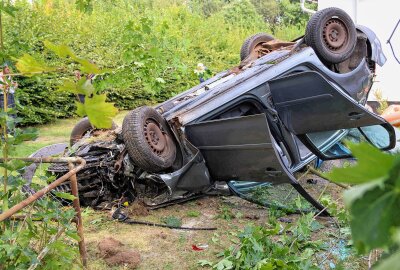 Jonsdorf: PKW stürzt Abhang hinunter - Am Samstag ereignete sich gegen 12.30 Uhr auf der Zittauer Straße in Jonsdorf ein Verkehrsunfall. Foto: xcitepress/mr