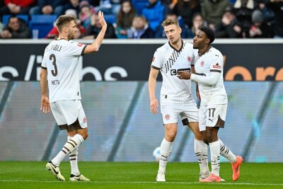 Jubel bei Kiez-Kickern: St. Pauli besiegt Hoffenheim - Traf für den Aufsteiger aus Hamburg: Oladapo Afolayan (r).