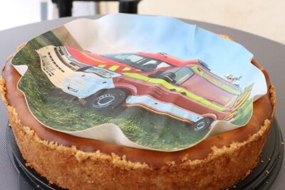 Jubiläen, Ehrungen und neue Technik - So war das Feuerwehrfest in Garnsdorf - Es gab Kaffee und Kuchen zum Fest. Dieser trug das Motiv des neuen Feuerwehrleitwagens.