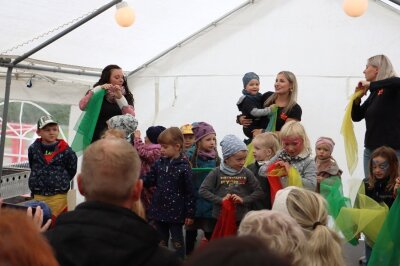 Jubiläen, Ehrungen und neue Technik - So war das Feuerwehrfest in Garnsdorf - Der Auftritt der Kita Wichtelburg aus Garnsdorf begeisterte nicht nur die stolzen Eltern und Großeltern.