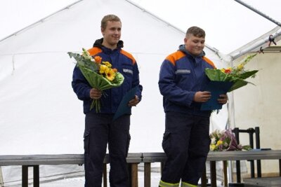 Jubiläen, Ehrungen und neue Technik - So war das Feuerwehrfest in Garnsdorf - Ernennung zum Feuerwehranwärter  und Übernahme aus der Jugendfeuerwehr in die aktive Einsatzabteilung: Roman Knöfler und Jim Bergert (re.).