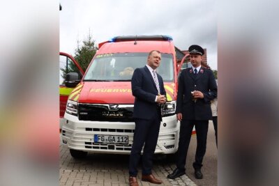 Jubiläen, Ehrungen und neue Technik - So war das Feuerwehrfest in Garnsdorf - Bürgermeister Andreas Graf übergab feierlich den neuen Einsatzleitwagen (ELW) an Wehrleiter Marco Winkler. 