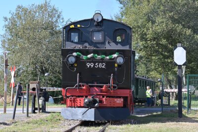 Jubiläum mit historischen Dampffahrten: Traditionelle Handwerkskunst im Erzgebirge gewürdigt - Auch Dampffahrten mit der Museumsbahn Schönheide waren möglich. Foto: Ramona Schwabe