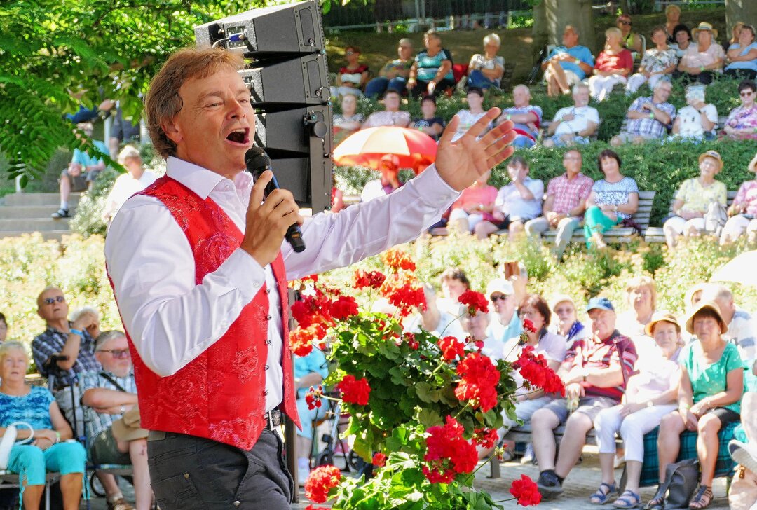 Jubiläumskonzert im Erzgebirge offenbart die Leidenschaft von Rudy-Giovannini-Fans - Vor einer prall gefühlten Tribüne gab Rudy Giovannini sein 20. Konzert im Kurpark Warmbad. Foto: Andreas Bauer