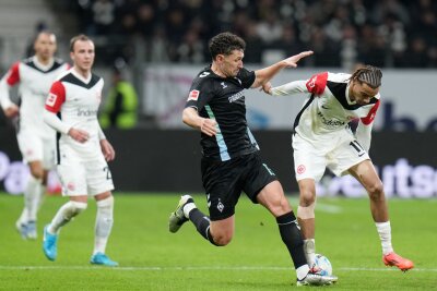 Jubilar Götze schießt Frankfurt zum Sieg gegen Bremen - Eintracht Frankfurt um Hugo Ekitiké (r) und Werder Bremen um Milos Veljkovic (l) lieferten sich viele harte Zweikämpfe.