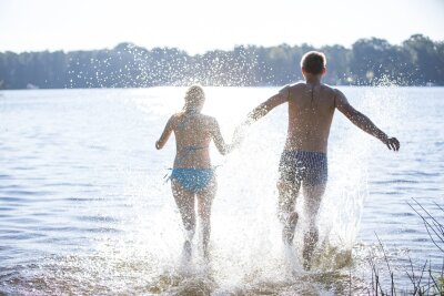 Juckender Ausschlag: Was hilft gegen Badedermatitis? - Nach dem Badespaß kommt der Juckreiz? Verursacher der Badedermatitis sind Zerkarien, die sich ab dem Frühsommer vor allem in Seen mit bewachsenem Ufer aufhalten.