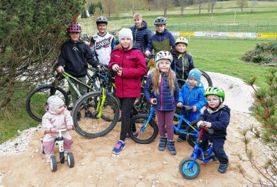 Jugend freut sich auf neue Bikestrecke unweit des Fichtelbergs - Voller Vorfreude fiebern Kinder und Jugendliche des Ortes der Eröffnung entgegen. Foto: Andreas Bauer