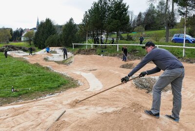 Jugend freut sich auf neue Bikestrecke unweit des Fichtelbergs - Beim Bau der Strecke packte natürlich auch Planer Tobias Mittelbach mit an. Foto: Andreas Bauer