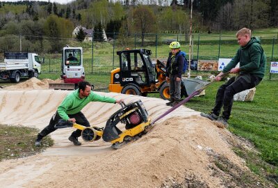 Jugend freut sich auf neue Bikestrecke unweit des Fichtelbergs - Mit schwerer Technik wird der Brechsand verfestigt. Foto: Andreas Bauer