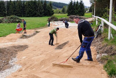 Jugend freut sich auf neue Bikestrecke unweit des Fichtelbergs - Zahlreiche Helfer packten beim Arbeitseinsatz mit an. Foto: Andreas Bauer