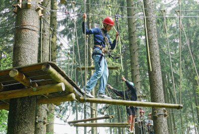 Jugendaustausch in Zschopau vereint Schüler aus vier Ländern - Im dortigen Klettergarten mussten die Jugendlichen auch Mut beweisen. Foto: Andreas Bauer