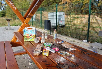 Jugendliche in Limbach-Oberfrohna wünschen sich neuen Chillplatz - Der Chill-Platz auf der Kellerwiese wurde häufig verschmutzt und beschädigt aufgefunden. Foto: A. Büchner