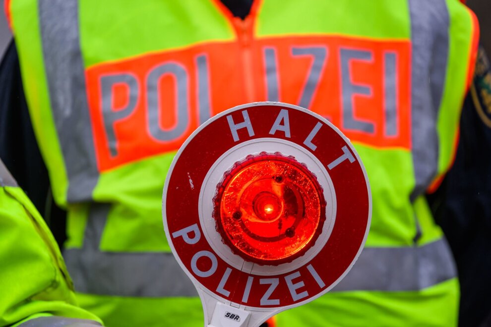 Jugendlicher Mopedfahrer flüchtet vor Polizei im Erzgebirge - Ein 15 Jahre alter Mopedfahrer ist vor einer Kontrolle der Polizei geflüchtet. (Symbolbild) 