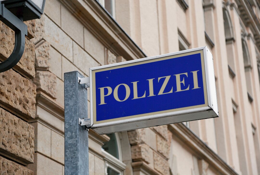 Jugendlicher von drei Tätern bedroht und ausgeraubt: Polizei sucht Zeugen - Symbolbild. Foto: Harry Härtel/ Härtelpress