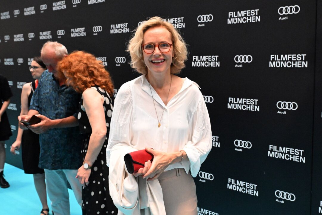 Juliane Köhler: Roter Teppich ist "sauanstrengend" - Bei dieser Premiere war der Teppich türkis.