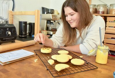 Junge Chemnitzer Hobbybäckerin ist ein Star auf Social Media - Die Back-Influencerin Lydia Jänsch beim Dekorieren ihrer Zitronen-Tartes. Foto: Steffi Hofmann