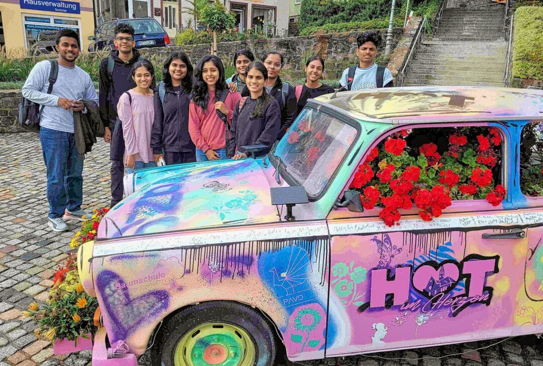 Junge Inderinnen und Inder starten Pflege-Ausbildung in Hohenstein - Die Azubis aus Indien am Hohenstein-Ernstthaler Blumentrabi. Foto: Euro Akademie