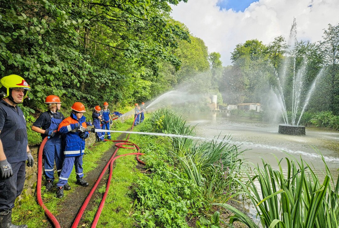 Junge Kameraden im Erzgebirge retten zahlreichen Fischen das Leben - Am Samstag musste die Jugendfeuerwehr in Annaberg-Buchholz am Waldschlösschenpark wegen ausgefallener Pumpentechnik ausrücken. Foto: Feuerwehr