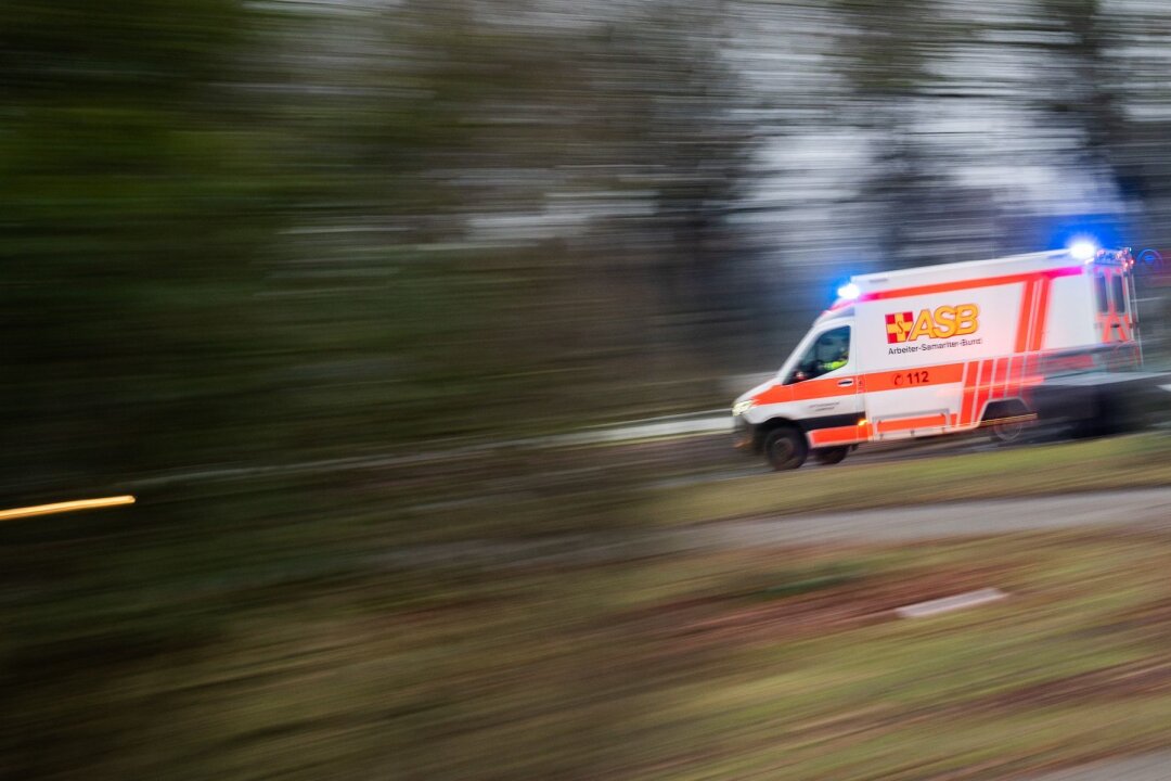 Junge Mutter stirbt im Allgäu - Vater und Kind verletzt - Eine junge Frau ist tödlich verunglückt. (Symbolbild)