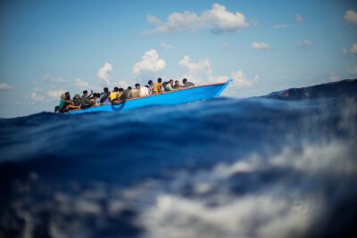 Kabinett beschließt deutschen Rahmen für EU-Asylreform - Bootsmigranten sollen künftig direkt an den EU-Außengrenzen. 