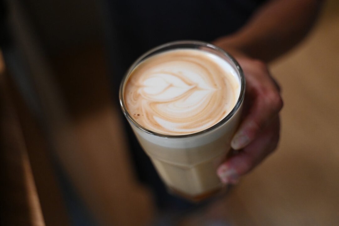 Kaffeevollautomaten im Test: Zwei Drittel sind "gut" - Von Zubereitung bis Geschmack: Wie gut sind Cappuccino und Espresso aus dem Kaffeevollautomaten? Die Stiftung Warentest hat zwölf Maschinen unter die Lupe genommen.