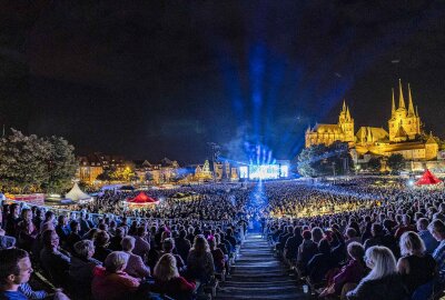 Kaisermania 2025: Roland Kaiser gibt neue Konzerttermine bekannt - mit einer wichtigen Änderung - Roland Kaiser mit seinem Unser Sommer Open Air auf dem Erfurter Domplatz. 14.000 Fans, sowie nochmal weitere tausend rund um den Domplatz und dem Petersberg feierten zu Joana, Extreme oder Warum hast du nicht nein gesagt eine große Schlagerparty. Foto: SnapArt / Michael Kremer