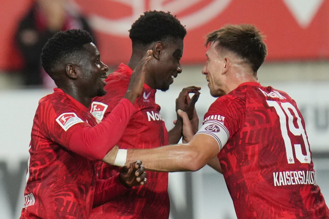 Kaiserslautern beendet gegen Paderborn Sieglos-Serie - Ragnar Ache (M) bejubelt mit Teamkollegen seinen Torerfolg.