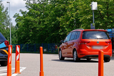 Kameras am Stausee-Parkplatz: Hier kann Vergesslichkeit teuer werden - Am Stausee Oberwald wurde neue Technik installiert, die modern ist und verhindern soll, dass Parkgebühren nicht bezahlt werden. 