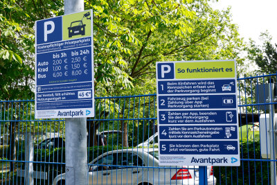 Kameras am Stausee-Parkplatz: Hier kann Vergesslichkeit teuer werden - Am Stausee Oberwald wurde neue Technik installiert, die modern ist und verhindern soll, dass Parkgebühren nicht bezahlt werden. 