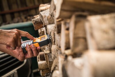 Kaminofen richtig nutzen: Tipps für sicheres und effizientes Heizen mit Holz im Herbst - Ist das Brennholz trocken genug? Das lässt sich mit Feuchtigkeitsmessgeräten feststellen.