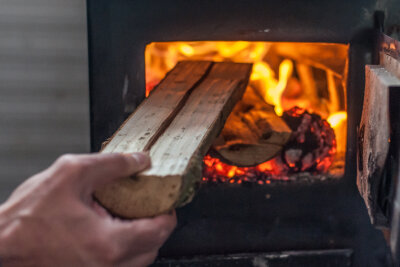 Kaminofen-Verbot aufgehoben: Holzbetriebene Öfen als erneuerbare Energie anerkannt - Die neuen Konditionen erlauben jetzt eben jene Einzelraumfeuerstätten, solange diese in der Berechnung des Effizienzhauses nicht berücksichtigt werden.