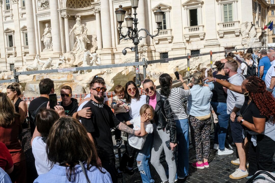 "Kampf ums beste Selfie" - Italien leidet am Massentourismus - Touristen am Trevi-Brunnen - Massentourismus ist ein großes Problem in Italien. (Archivbild)