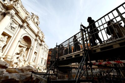 "Kampf ums beste Selfie" - Italien leidet am Massentourismus - So nah wie noch nie an die "Fontana di Trevi" - nun möglich über einen Steg.