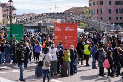 "Kampf ums beste Selfie" - Italien leidet am Massentourismus - Mit der Gondel durch die Kanäle: Venedig gilt als Musterbeispiel für "Overtourism". (Archivbild)