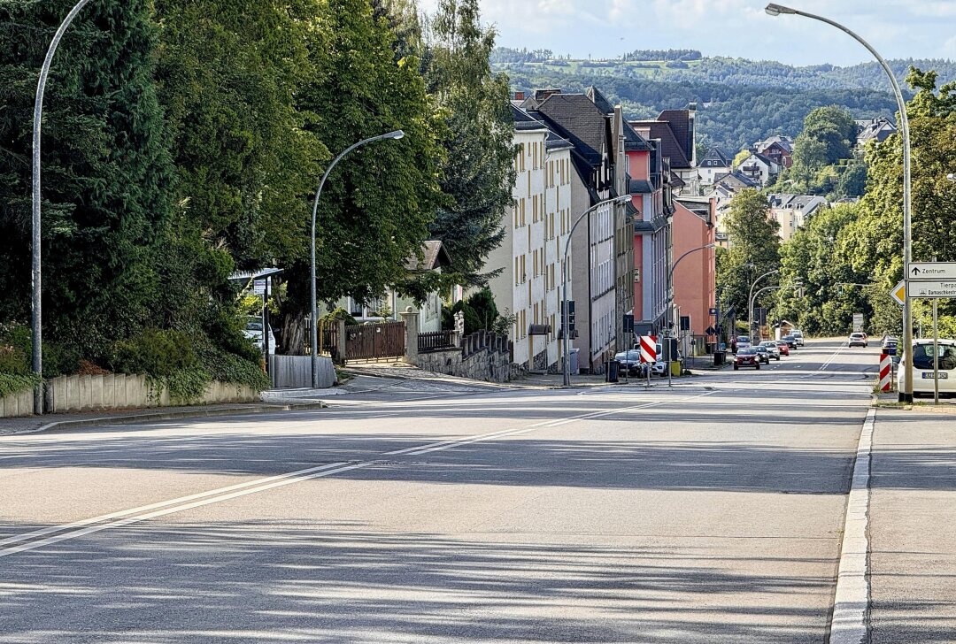 Kanalsanierungsarbeiten: Hier gibt es die nächste Verkehrsbehinderung im Erzgebirge - Ab 1. August kommt es zu einer halbseitigen Sperrung der Schwarzenberger Straße / B101 im Bereich nach Brauhausberg bis nach Klingeleiweg. Foto: Ralf Wendland