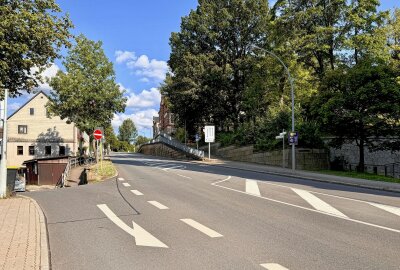 Kanalsanierungsarbeiten: Hier gibt es die nächste Verkehrsbehinderung im Erzgebirge - Ab 1. August kommt es zu einer halbseitigen Sperrung der Schwarzenberger Straße / B101 im Bereich nach Brauhausberg bis nach Klingeleiweg. Foto: Ralf Wendland