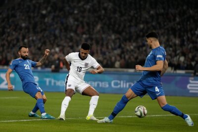 Kane nur Joker: England gewinnt klar in Griechenland - Ollie Watkins (M) erzielte das 1:0 für England in Athen.