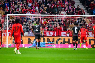 Kanes Coolness und das Comeback der Münchner Dominanz - Harry Kane (r) verwandelt exakt in die Ecke, die Union-Torwart Frederik Rönnow ihm ansagte.