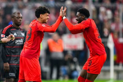 Kanes Coolness und das Comeback der Münchner Dominanz - Der große Moment für Adam Aznou (l): Der 18-Jährige wird für Geburtstagskind Alphonso Davies eingewechselt, der sich mit dem Debütanten freut. 