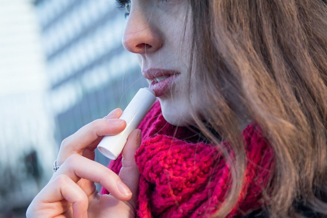 Kann Lippenbalsam süchtig machen? - Wenn trockene Lippen spannen, hilft Balsam. Tragen wir den aber jede Stunde auf, ist das zu viel. 