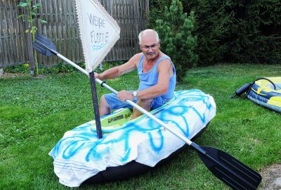 "Kapitäne" fiebern dem Badewannenrennen in Schlößchen entgegen - Manfred Melzer hat sich ein neues Rennbot gebaut, dessen Herzstück eine Babybadewanne ist. Foto: Andreas Bauer