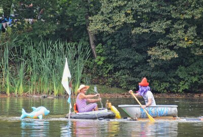 "Kapitäne" fiebern dem Badewannenrennen in Schlößchen entgegen - Bereits die ersten beiden Rennen zeigten die Kreativität der "Kapitäne" und Erbauer. Foto: Andreas Bauer