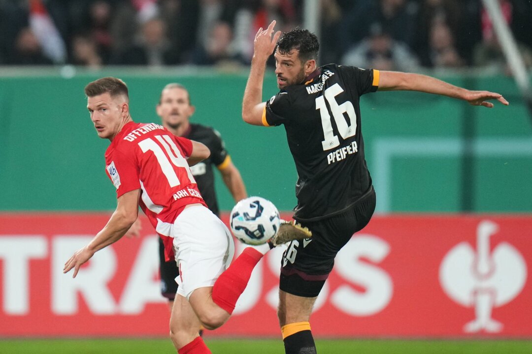 Karlsruhe beendet Offenbachs Pokalträume - Der Karlsruher SC um Luca Pfeiffer (r) setzte sich im DFB-Pokal gegen die Kickers Offenbach um Kristjan Arh Cesen durch.