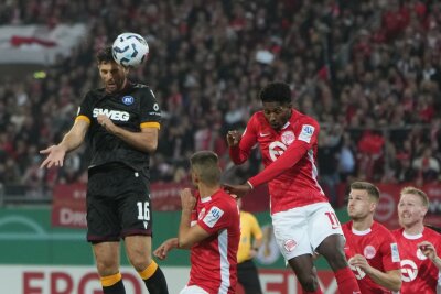 Karlsruhe beendet Offenbachs Pokalträume - Die Kickers Offenbach um Boubacar Barry (3.vl) bereiteten dem Karlsruher SC lange Zeit Probleme.