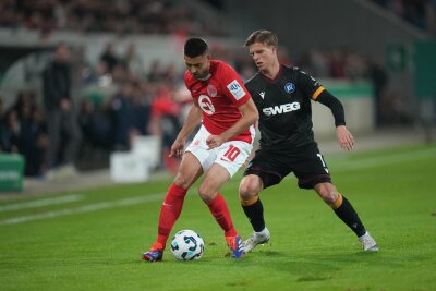 Karlsruhe beendet Offenbachs Pokalträume - Der Karlsruher SC um Dzenis Burnic (r) hatte seine Mühe mit den Kickers Offenbach um Dimitrij Nazarov.