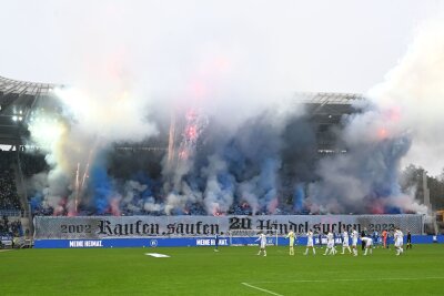 Karlsruher Fanprojekt-Mitarbeiter zu Geldstrafen verurteilt - Diese Pyro-Aktion von Fans des Karlsruher SC im November 2022 hat auch ein juristisches Nachspiel.