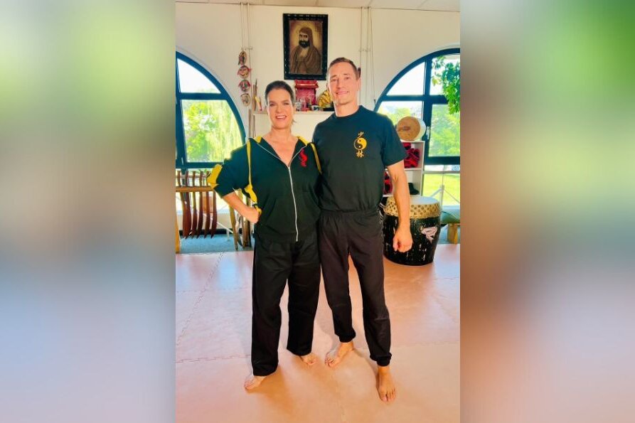 Katarina Witt im Kung Fu Outfit für die Kulturhauptstadt 2025 vor der Kamera - Katarina Witt und Trainer Nick Kedzierski von Nicks Fight and Fitnessacademy drehten in der Kung Fu Schule Meister Nam in der Ermafa Passage einen Film.