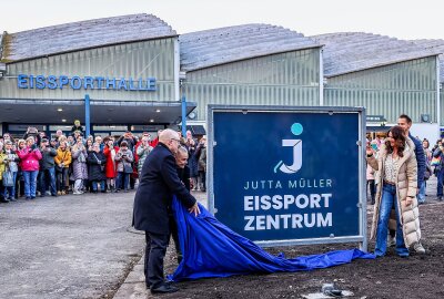 Katarina Witt und OB Sven Schulze ehren Jutta Müller mit Gedenkplatte - Enthüllung des Namensschildes am Jutta Müller Eissportzentrum im März. Foto: Peggy Schellenberger (Archiv)