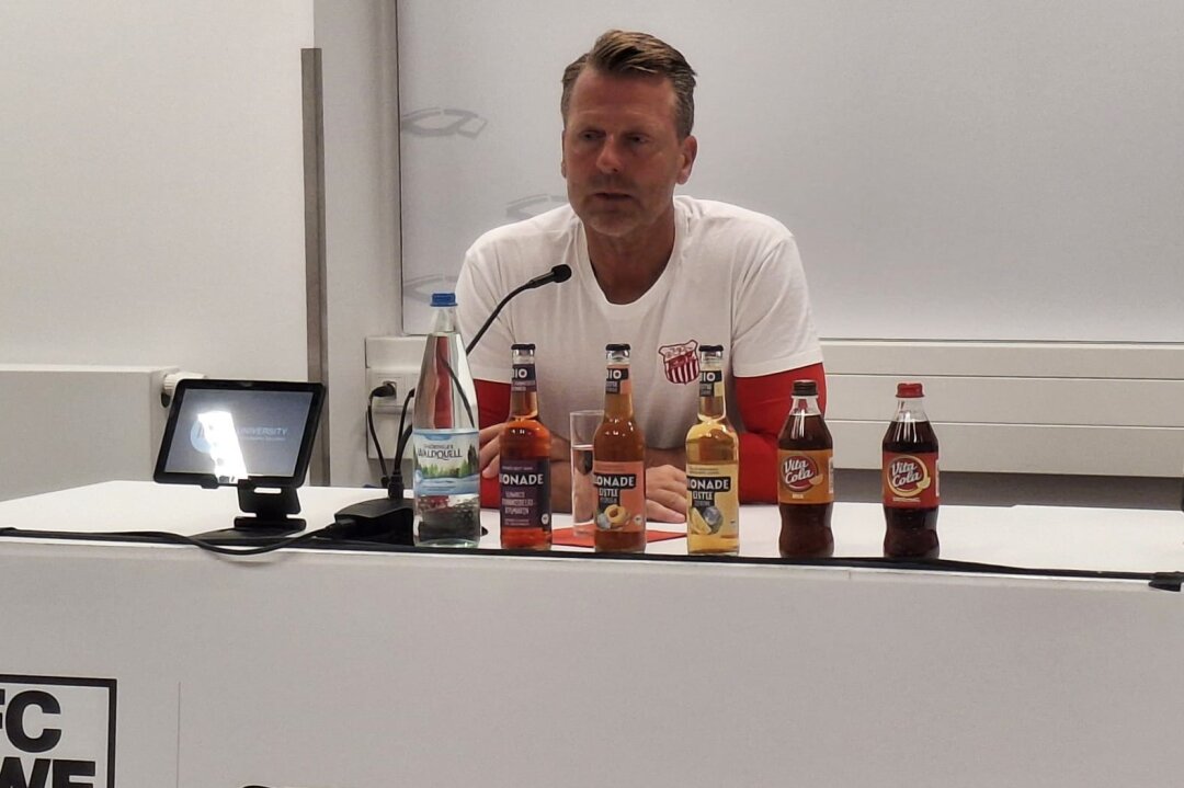 "Katastrophale Leistung": Rico Schmitt nach Pleite in Erfurt mächtig angefressen - Rico  Schmitt übte   nach dem  Spiel   in Erfurt zur  Pressekonferenz  deutliche Kritik an  seiner   Mannschaft. Foto: Knut Berger     