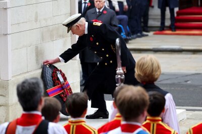 Kate kehrt nach Chemotherapie auf öffentliche Bühne zurück - Zum National Service of Remembrance gehören ein zweiminütiges Gedenken in Stille und Kranzniederlegungen durch Royals und Vertreter der Regierung. Hier König Charles III. in Aktion.